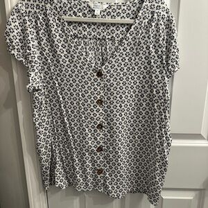 Market & Spruce Black and White Flutter Sleeve Blouse